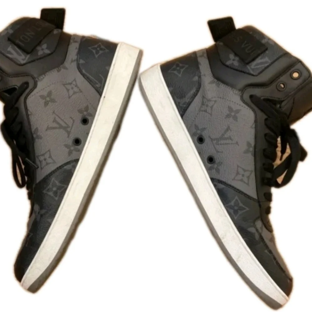 LOUIS VUITTON LV RIVOLI (UNISEX) SNEAKERS EU 40 US MENS 7.5 US WMNS SIZE 9 (EUC)
